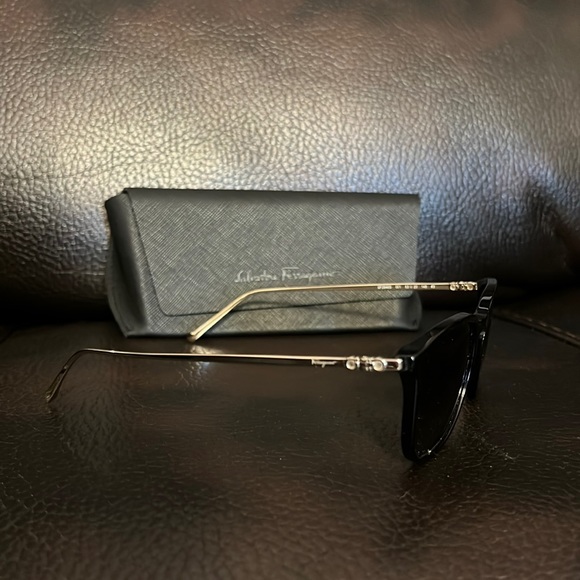 Salvatore Ferragamo unisex logo monogram black sunglasses NEW - Picture 3 of 8